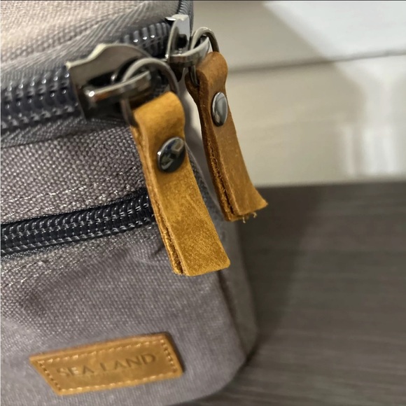 grey travel amenity/makeup bag with pockets - Picture 5 of 11